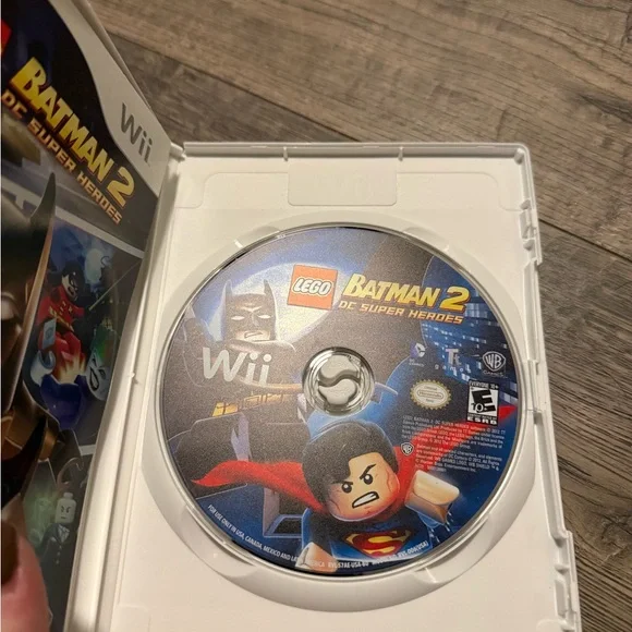 LEGO Batman 2 DC Super Heroes & The Videogame for Wii - Black and Yellow - Picture 2 of 3